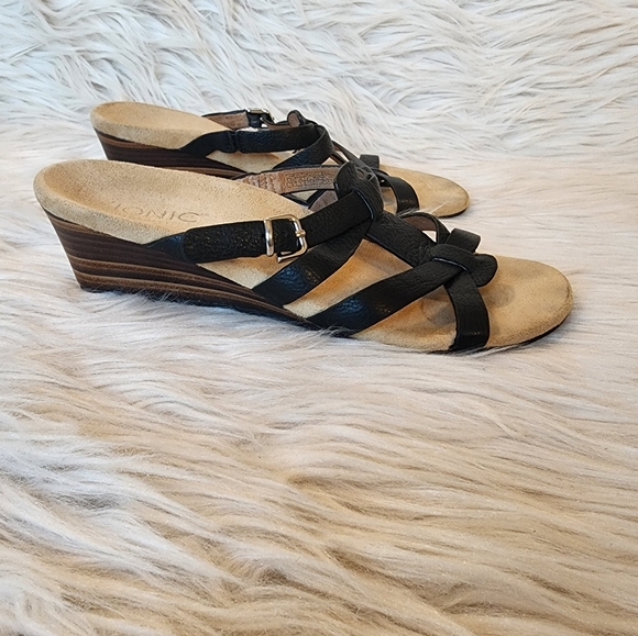 Vionic Black Leather Sandals, Size 6 - Picture 4 of 14